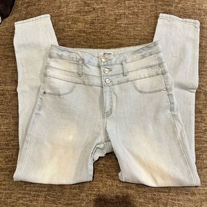 Refuge skinny light washed 6